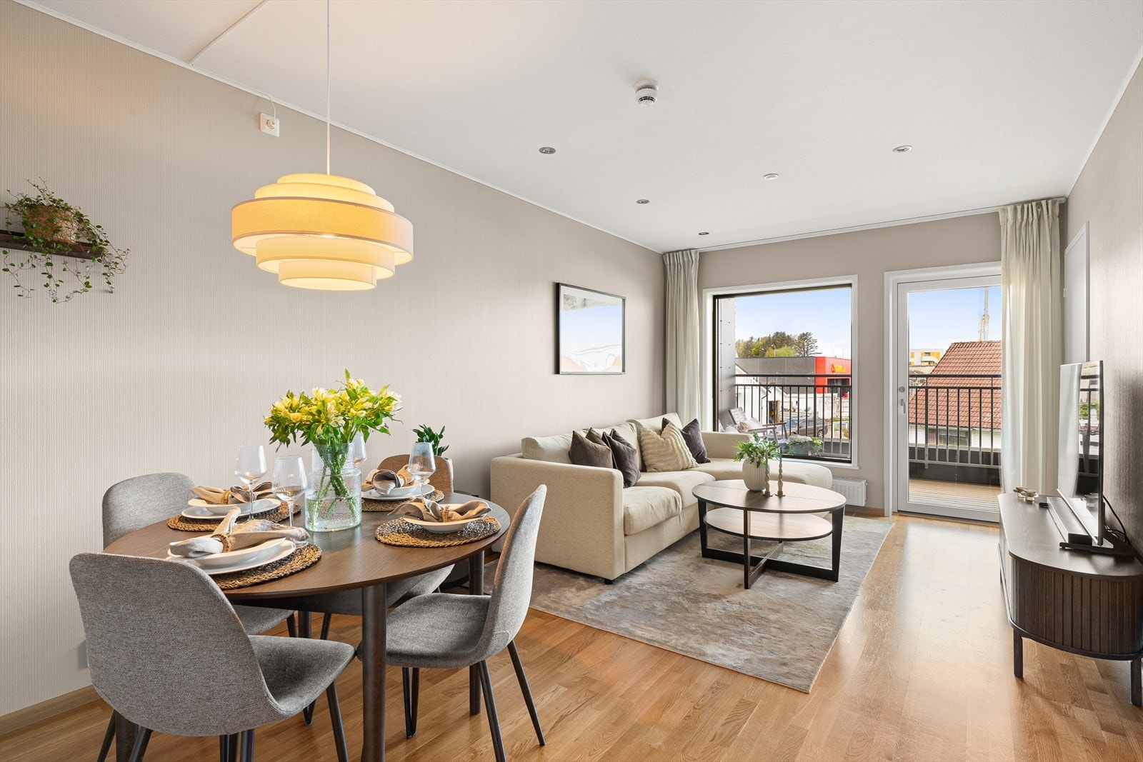 Stuen har plass til både spisebord og sofagruppe. Galleribilde