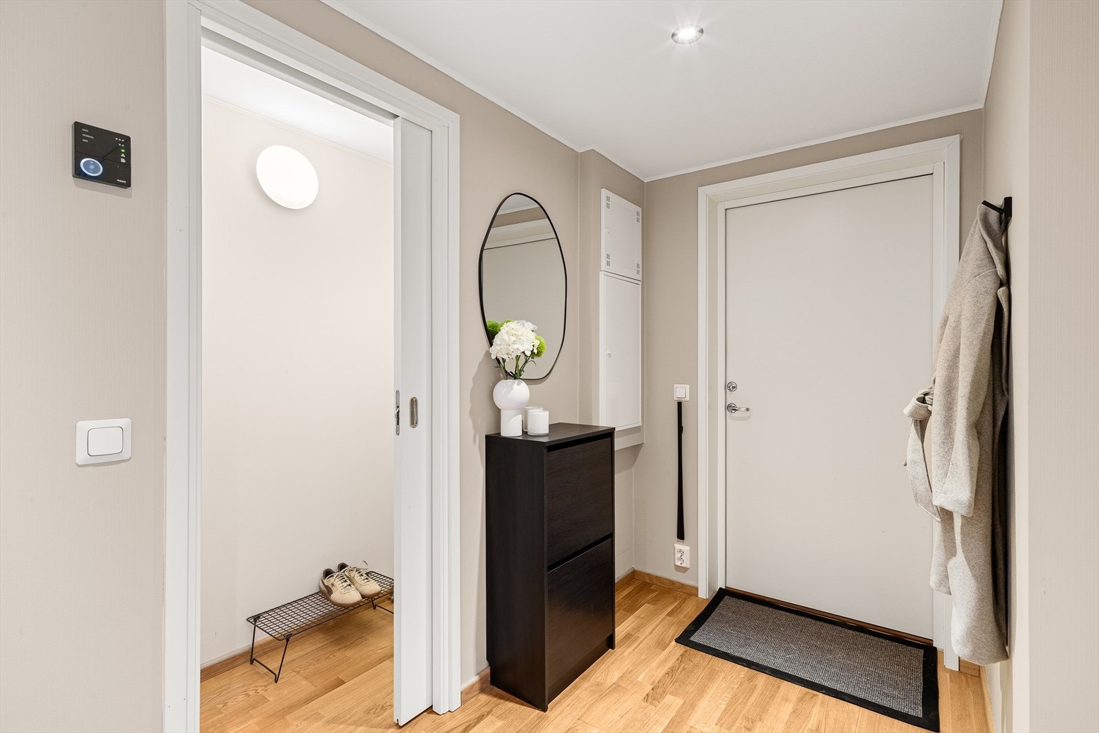 Entréen har plass til yttertøy og sko, og en skyvedør fører inn til en praktisk innvendig bod. Galleribilde