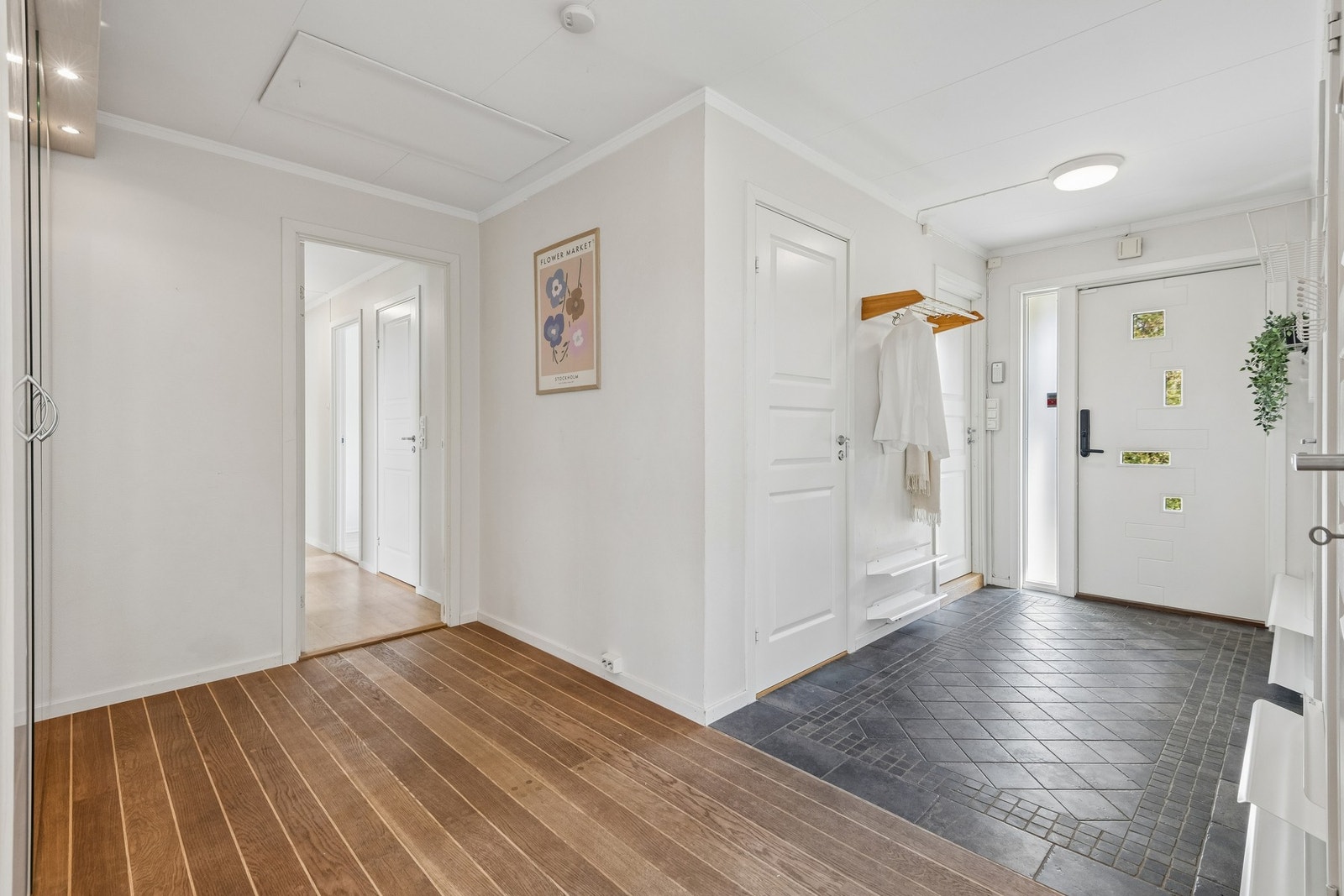 Romslig gang/hall med flis i entre Galleribilde