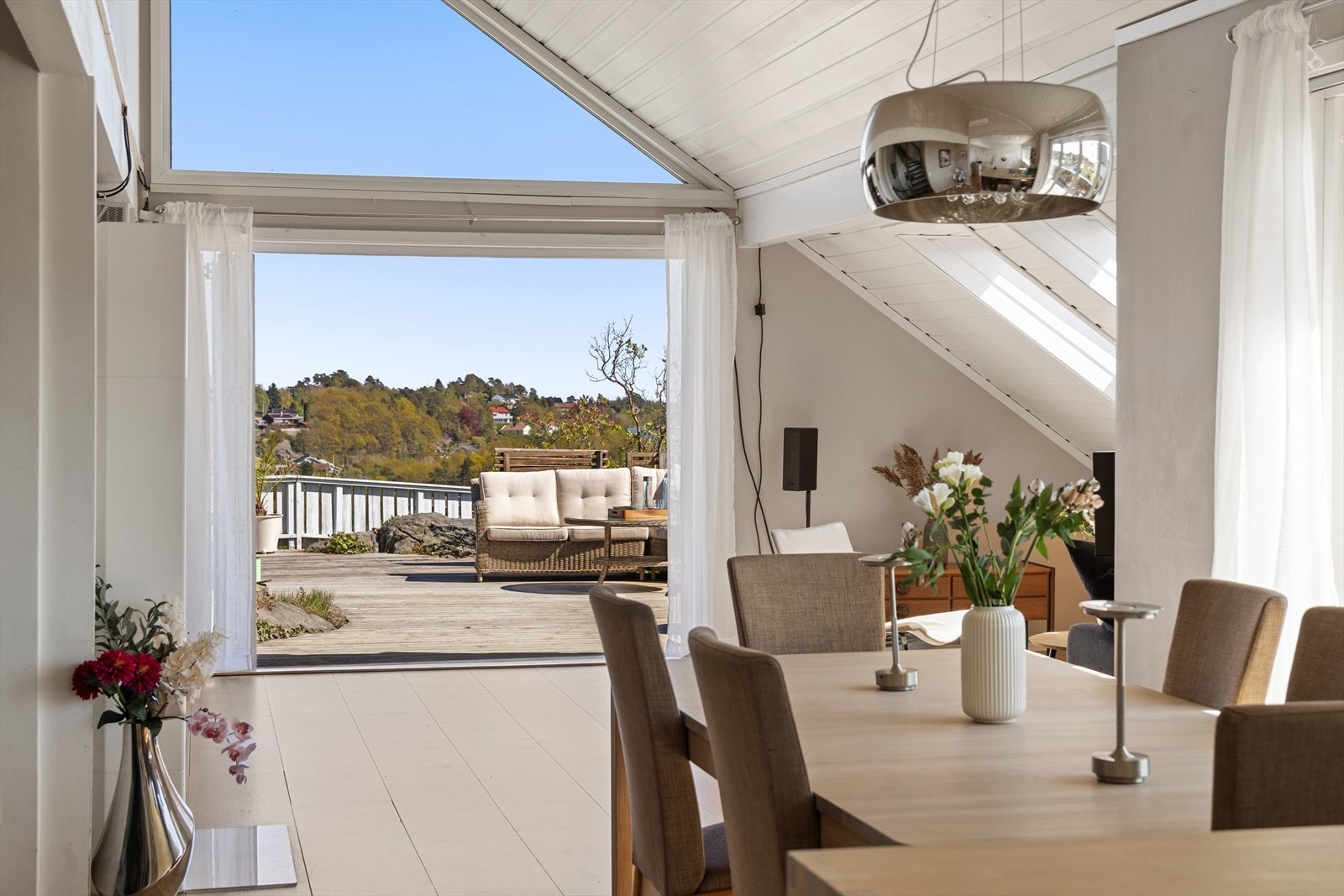 Fra stuen er det direkte utgang til boligens østvendte hovedveranda med morgensol og sol utover formiddagen. Galleribilde
