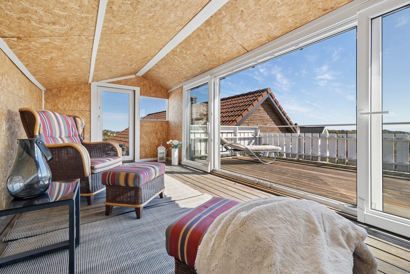 En innbydende utestue med gode møbleringsmuligheter, perfekt for avslappende sommerkvelder. Galleribilde