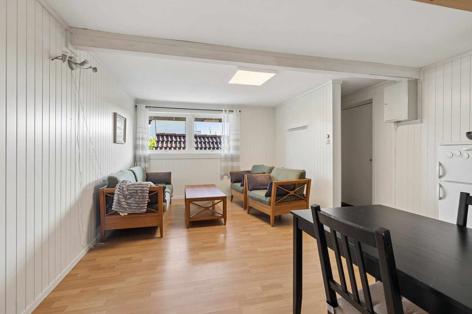 Boligen har en innredet del med egen inngang som i dag er innredet med kjøkken, stue, bad og bod (innredet som soverom, ikke godkjent) Galleribilde