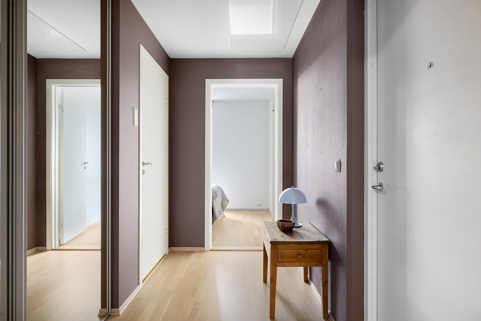 Entre med skyvedørsgarderobe med speil. Fin romfølelse og ytterligere plass til kommode/påkledningsbenk. Galleribilde