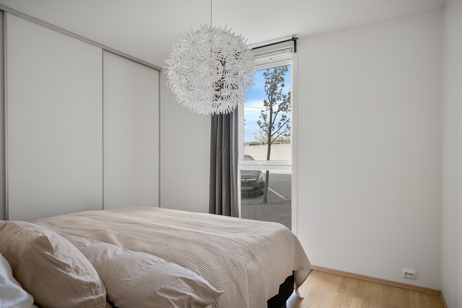 Hovedsoverom med svær walk in garderobe med skyvedører foran. Galleribilde