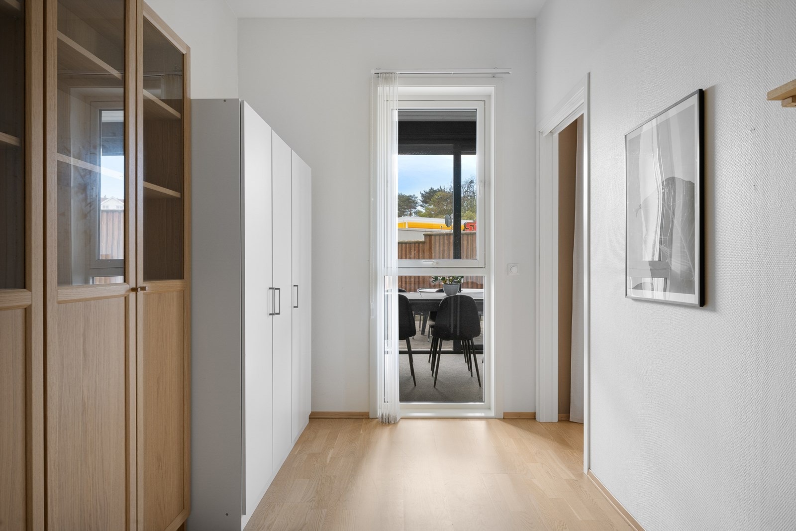 Soverom nr. 2 kan ha både kontor og gjesteseng. Rikelig med garderobe. Galleribilde