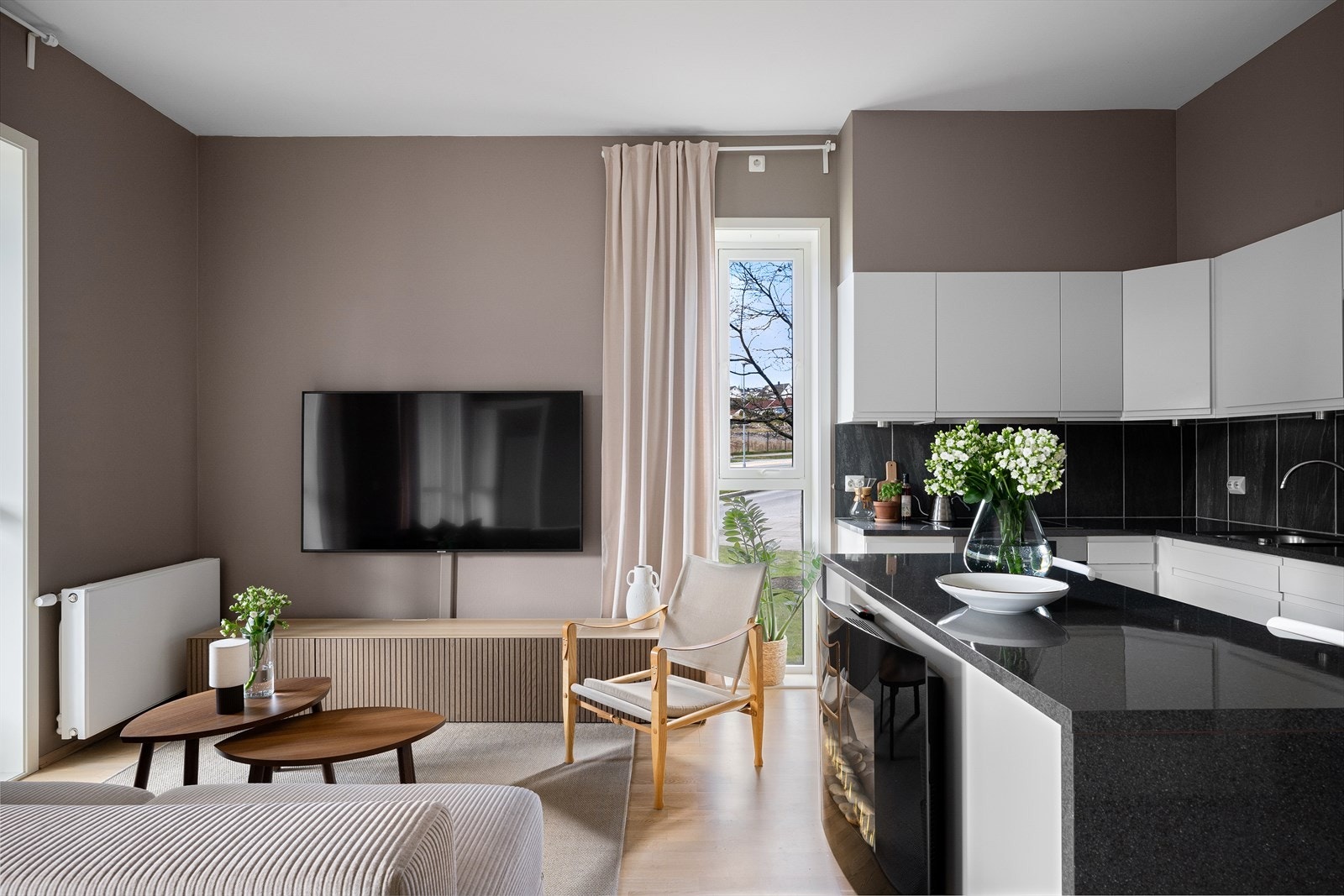 Innbydende og fin atmosfære. Velutstyrt kjøkken, plass til ulike soner møblering og rikelig med naturlig lys via vinduer på flere sider. Hjørne/ende plassering gir fordel av flere vinduer. Galleribilde