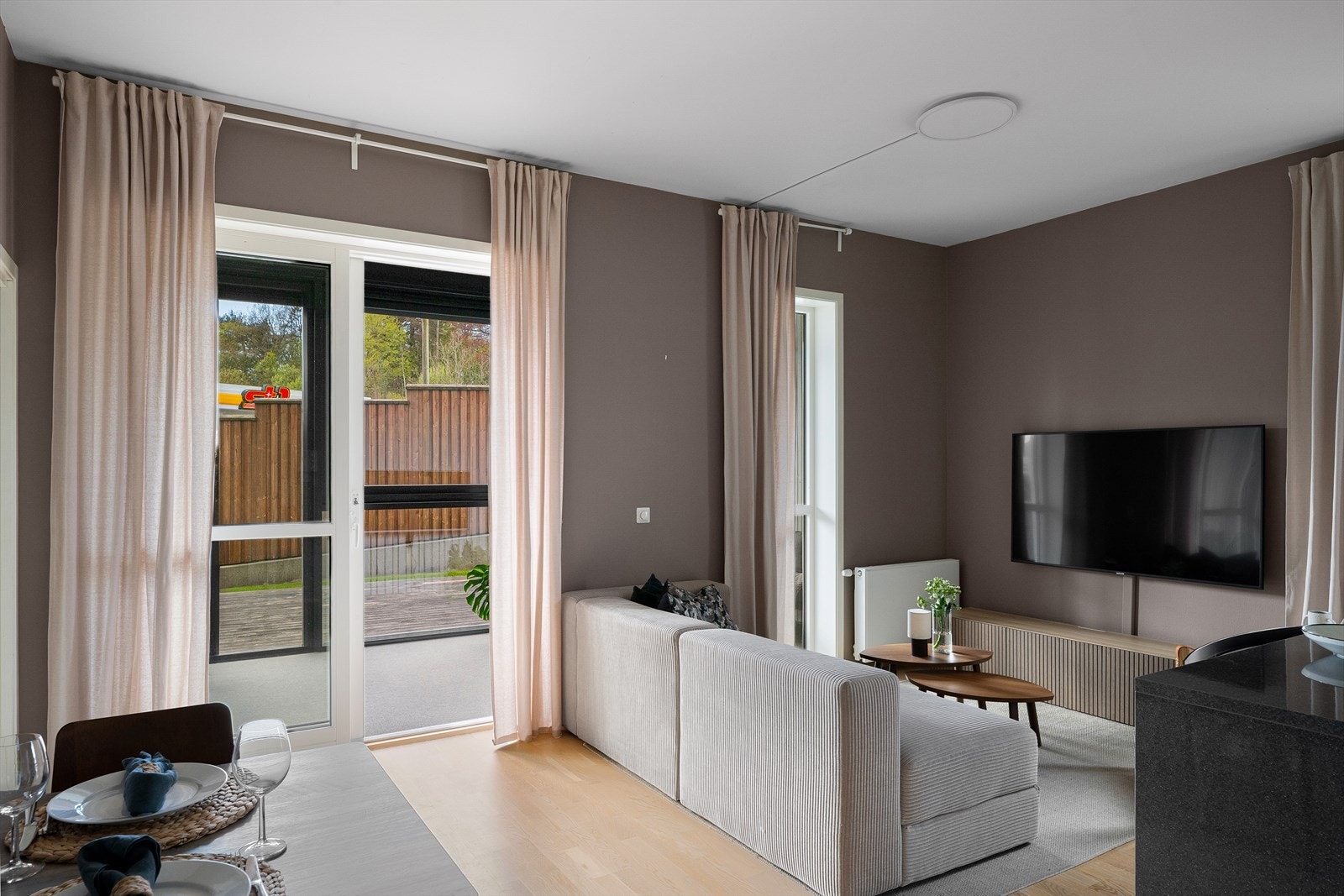 Stue nr. 1 har plass til både spisestue og tv-stue, videre direkte tilgang til stor ekstra hagestue med moderne teppeflis og rikelig med plass til flere soner. Galleribilde