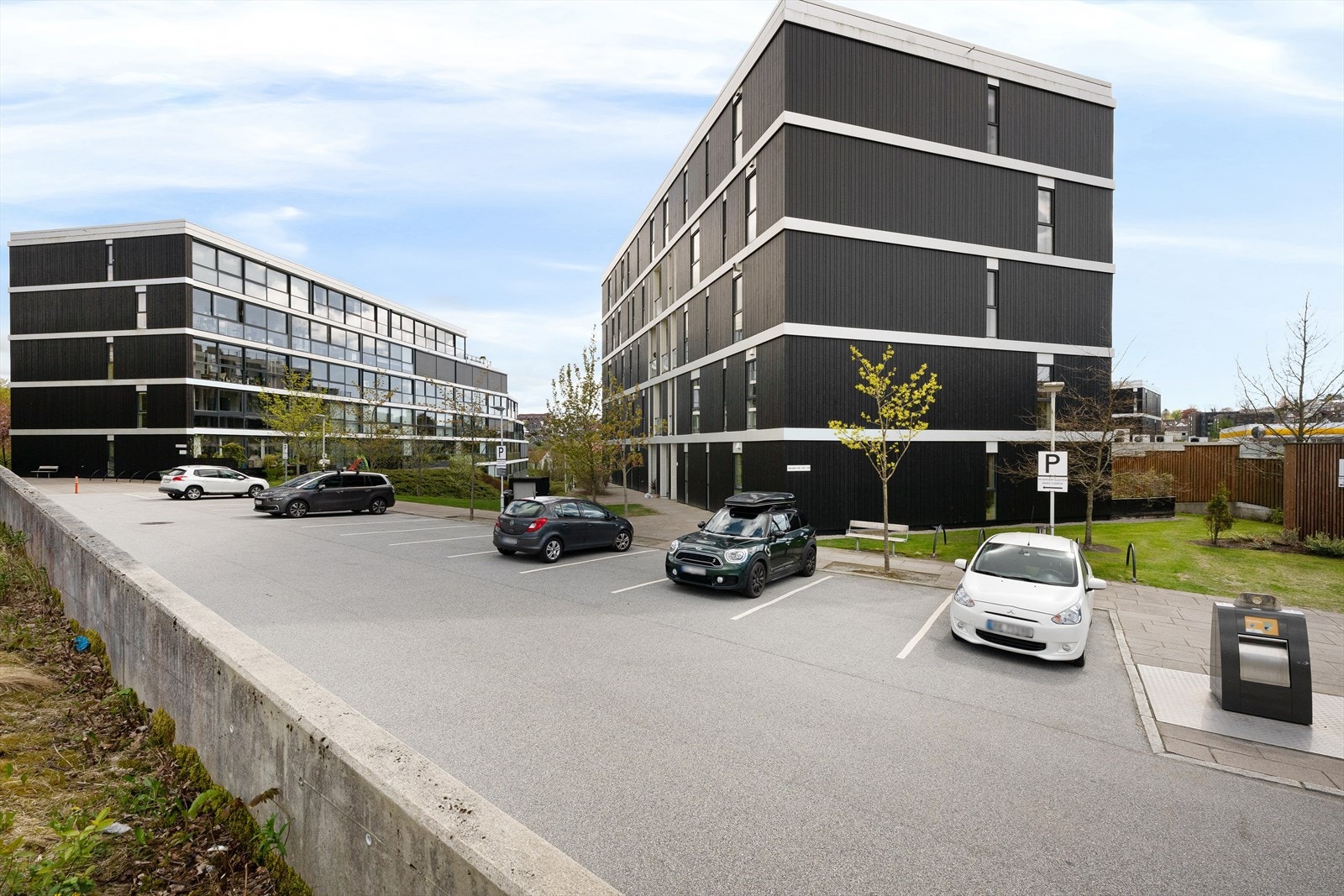 Rikelig med gjesteparkeringer like utenfor. Galleribilde