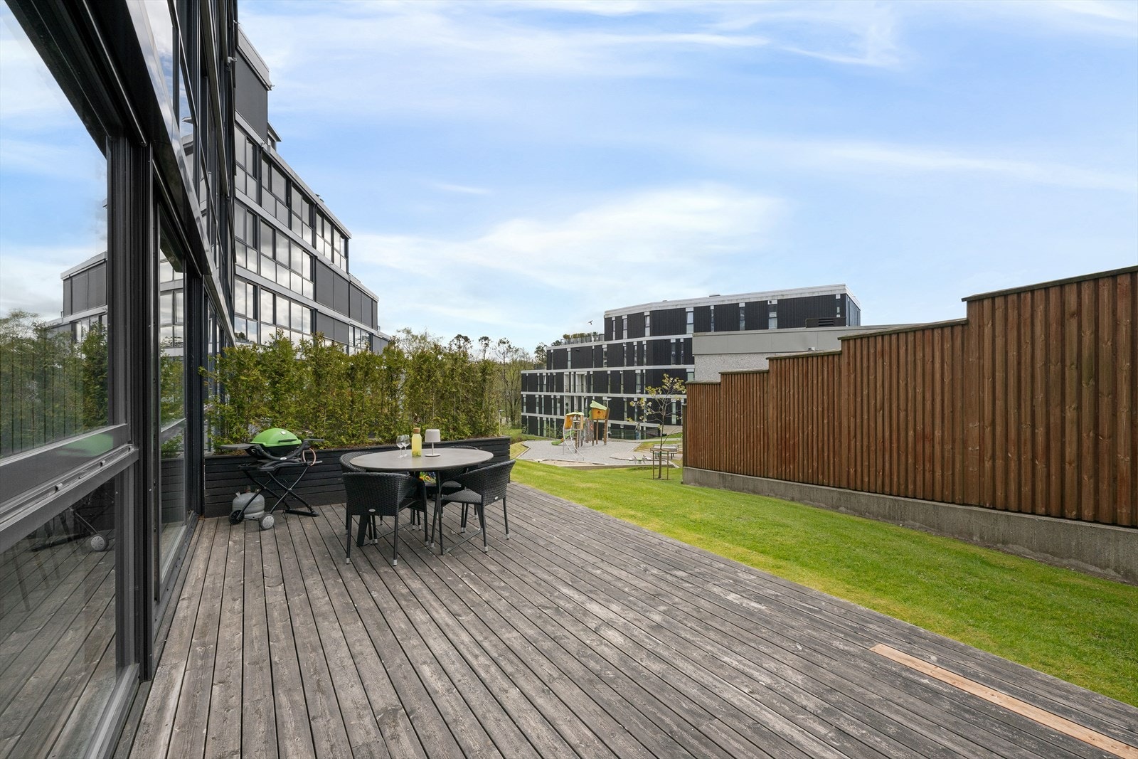 Dan Chruickshank presenterer: Delikat selveier m/2 stuer, 2 soverom og stor, solrik terrasse. Garasjeplass. Rett i parken og til byen eller Stokkalandsvatnet. (Foto: Stian Dirdal.) Galleribilde