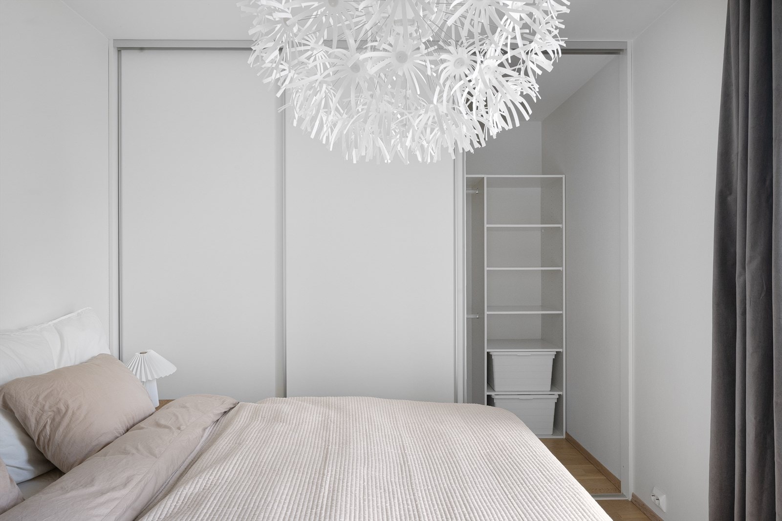 Hovedsoverom med svær walk in garderobe med skyvedører foran. Galleribilde
