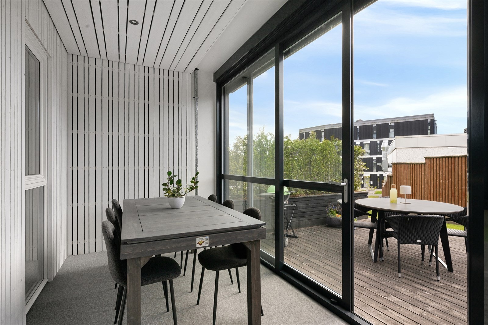 Enkel tilgang ut med mye boltreplass. Solrikt. Utvendige solscreens. Galleribilde