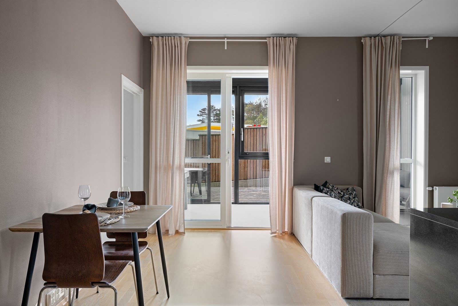 Ekstra takhøyde bidrar til fin romfølelse sammen med mye vinduer grunnet ende/hjørneplassering. Ut i stor hagestue og meget romslig terrasse med plass til venner på besøk for grilling og kos. Galleribilde