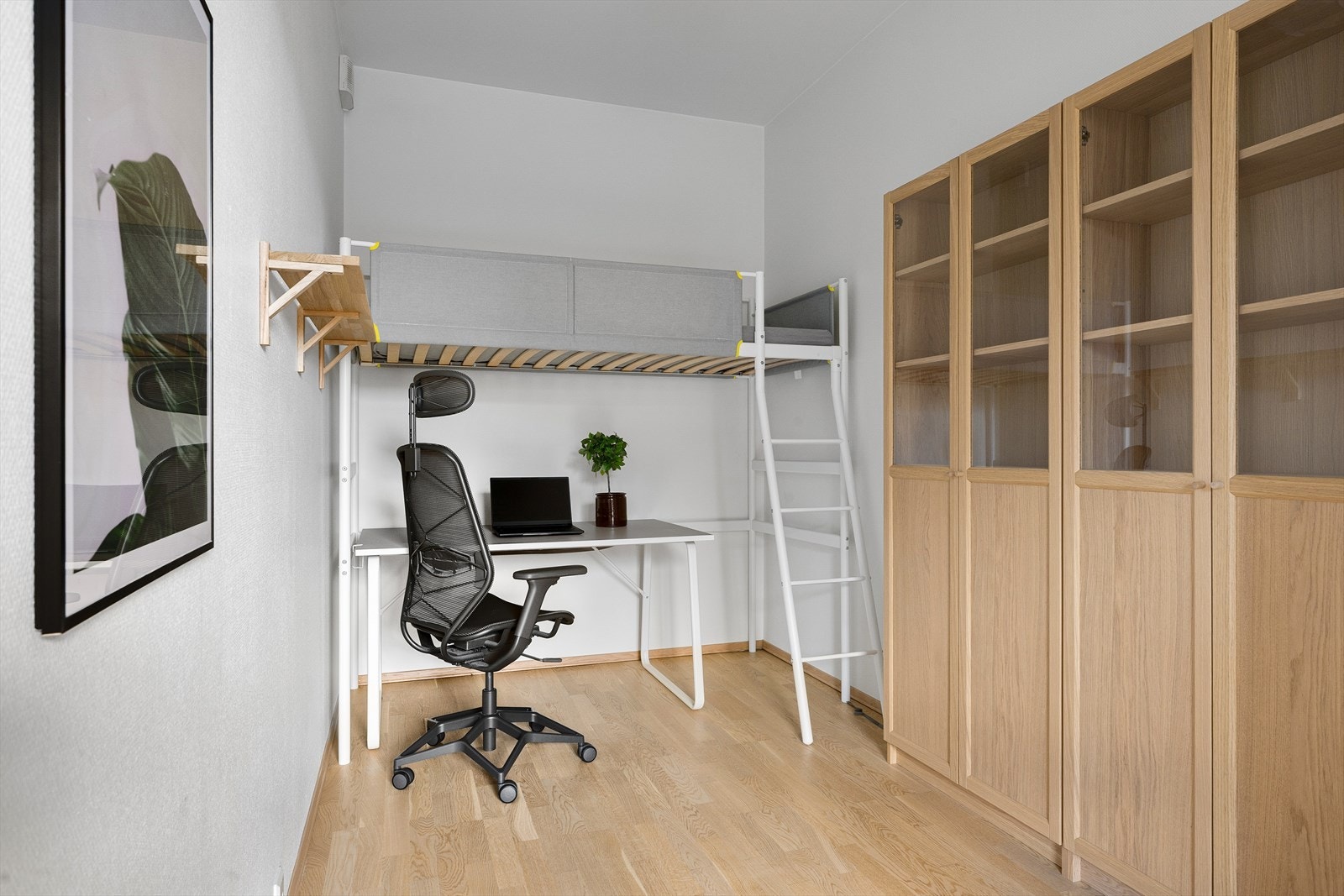 Smart løsning med ekstra god takhøyde som gir plass for kontor under køyeseng i høyden. Rikelig med garderobe. Et godt ekstra soverom. Galleribilde