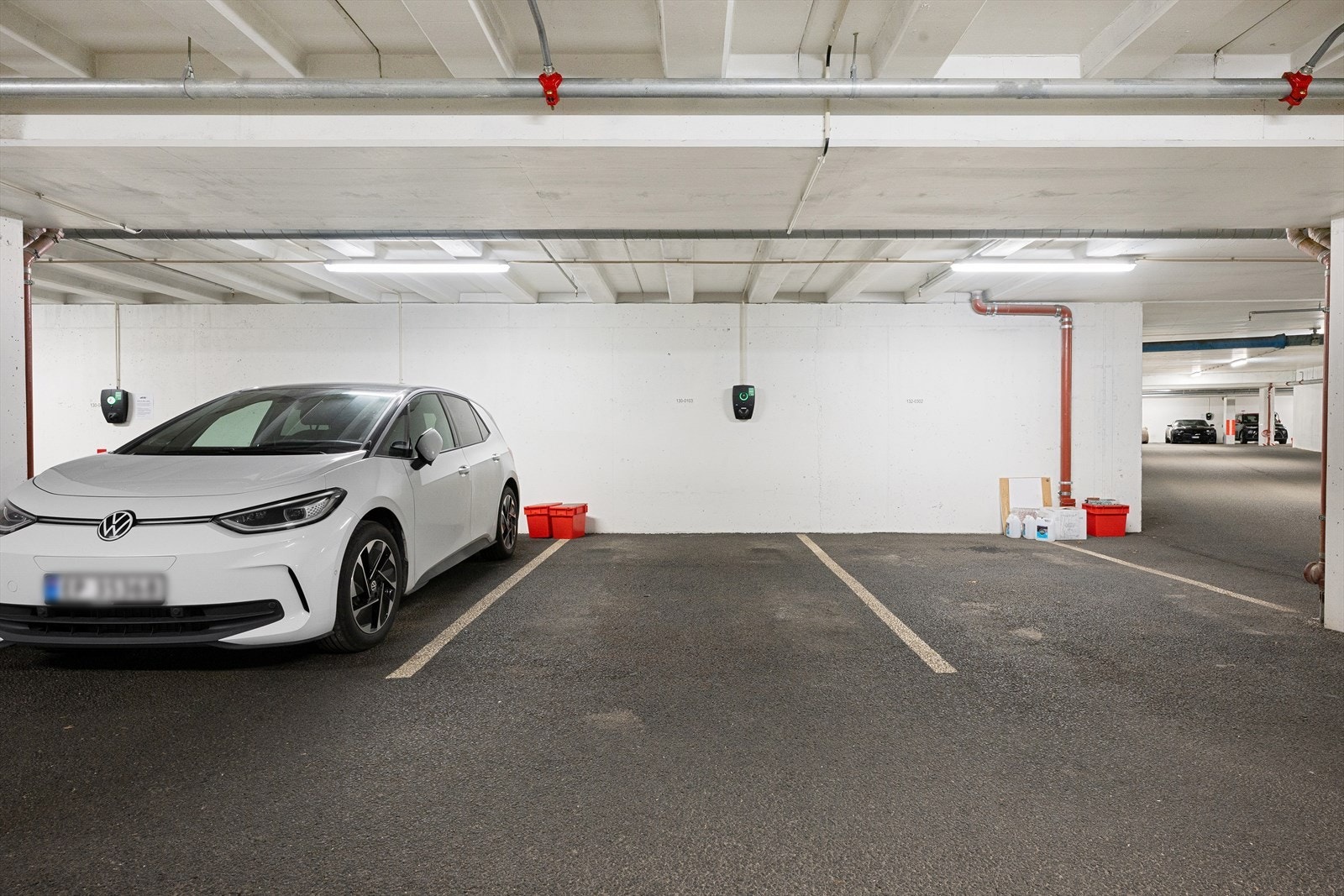 Garasjeplass med lader. Ingen hindringer og fin plassering. Galleribilde