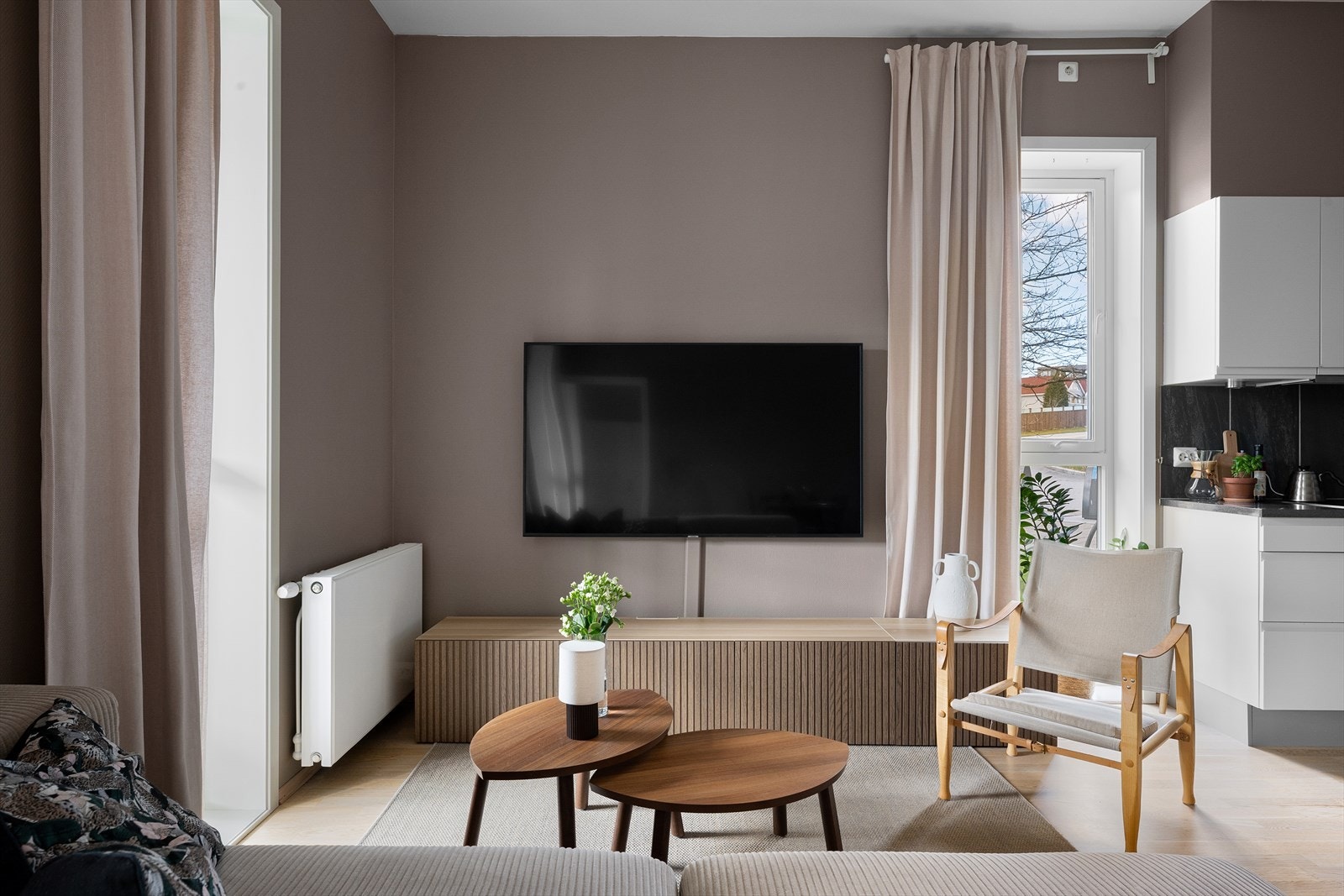 En herlig følelse. Vannbåren varme via radiator og gulvvarme på bad. Ekstra vinduer grunnet ende og hjørneplassering bidrar godt til høy trivsel. Galleribilde