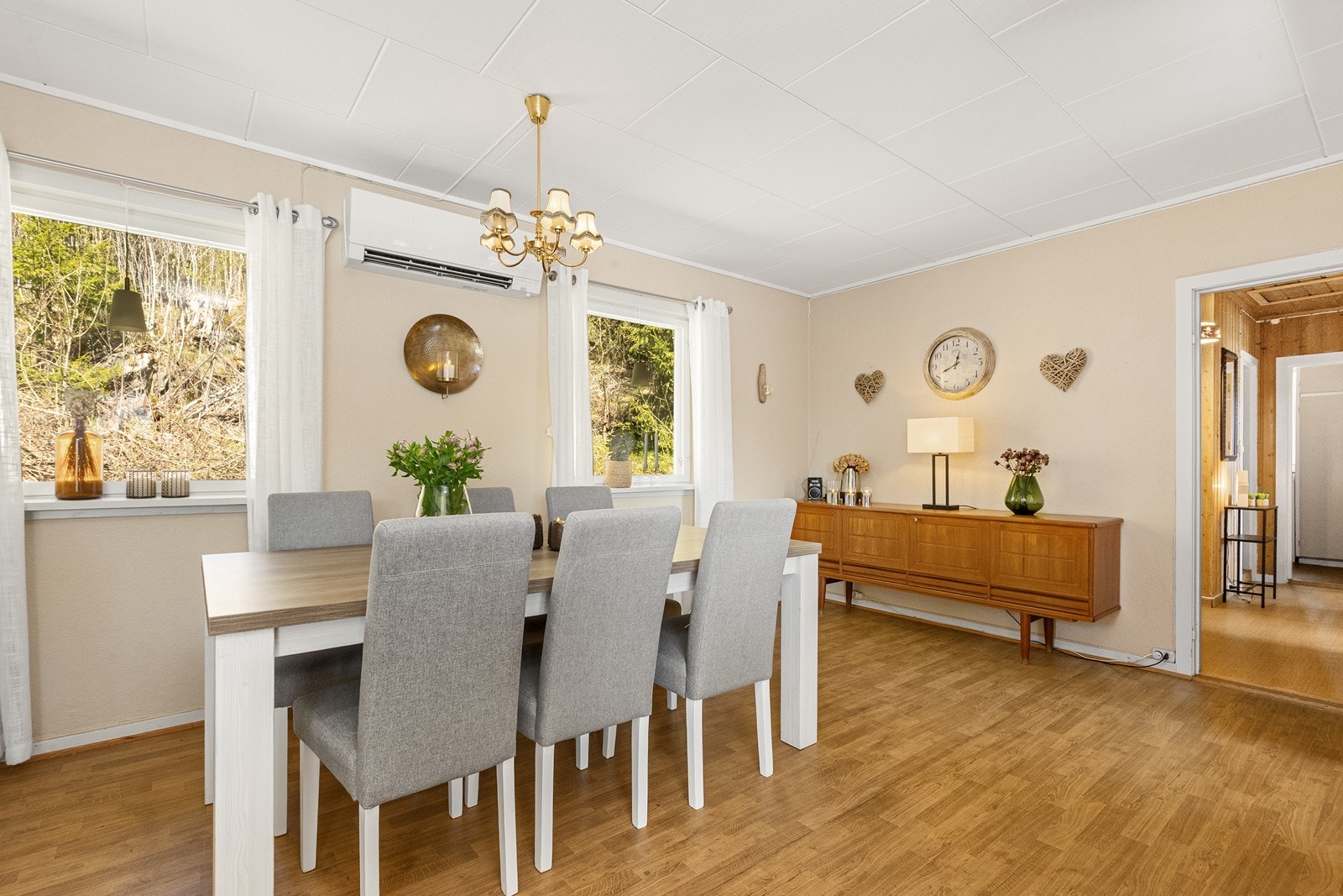 Store vindusflater sørger for godt lysinnslipp i spisestuen. Galleribilde