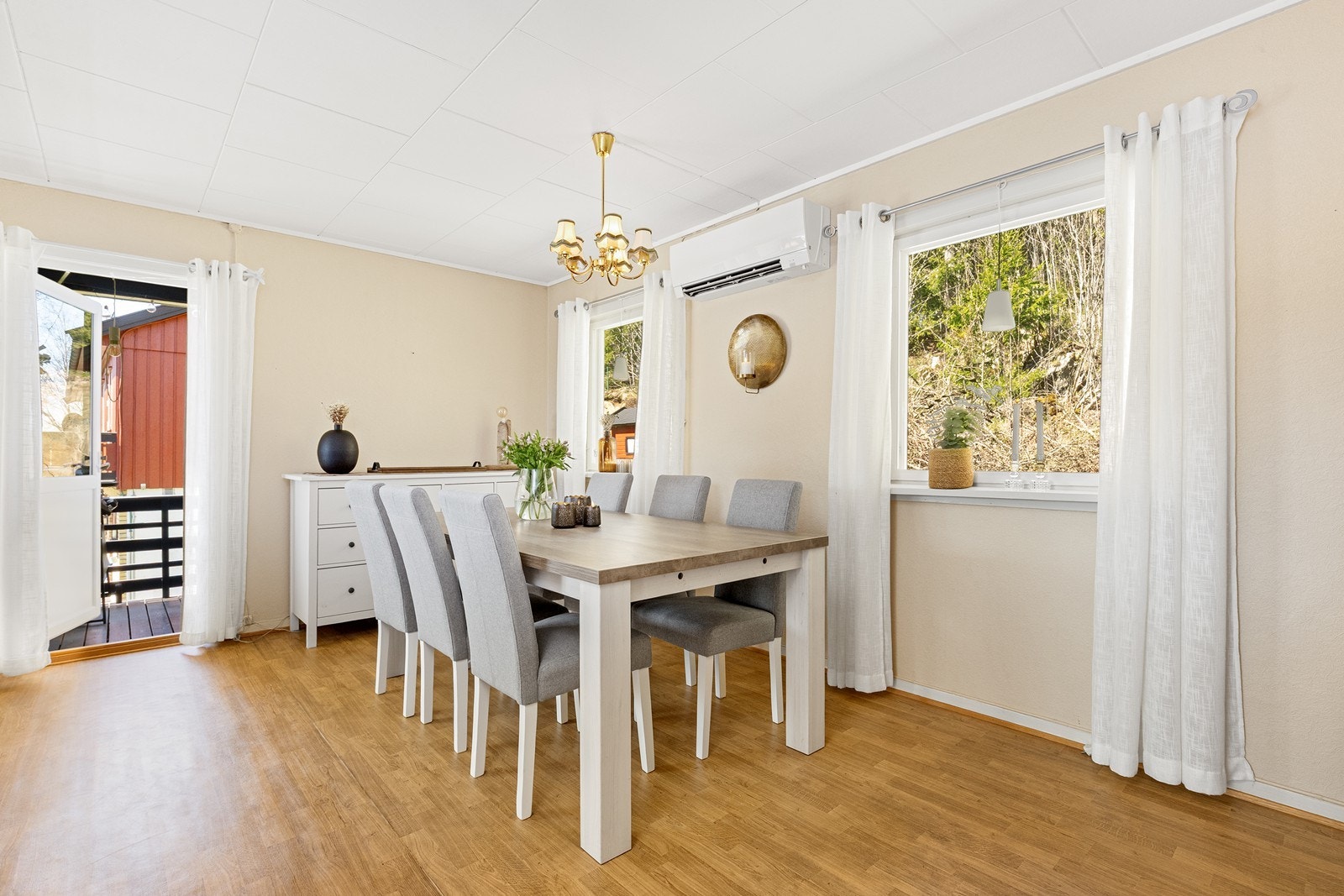 Luft/luft varmepumpe montert i stuen sikrer effektiv oppvarming. Galleribilde
