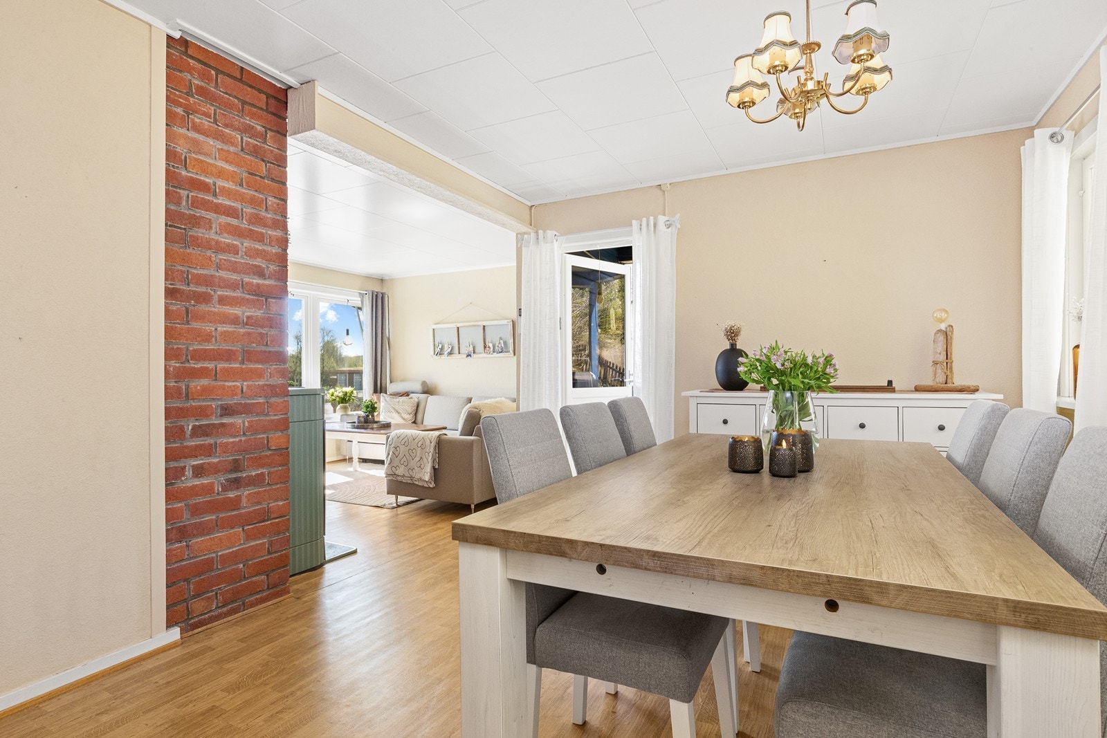 Utgang til balkong fra spisestuen gir tilgang til utearealer. Galleribilde