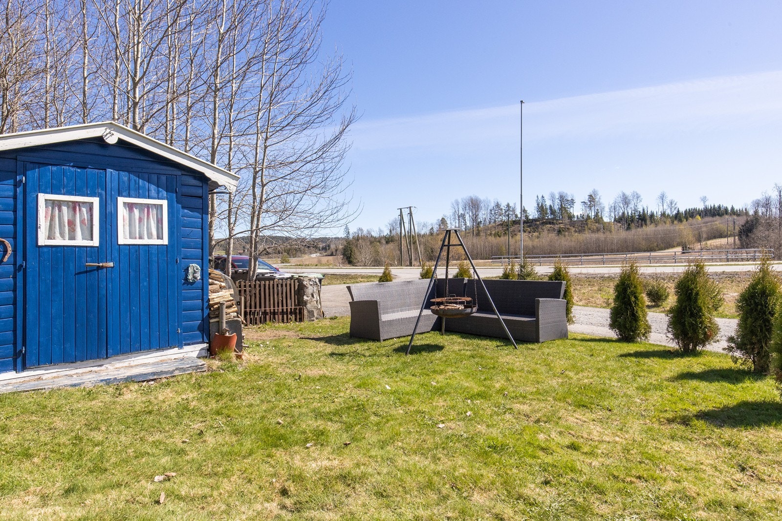 Tomten er opparbeidet med plenareal og diverse beplantning, med mulighet for parkering. Galleribilde