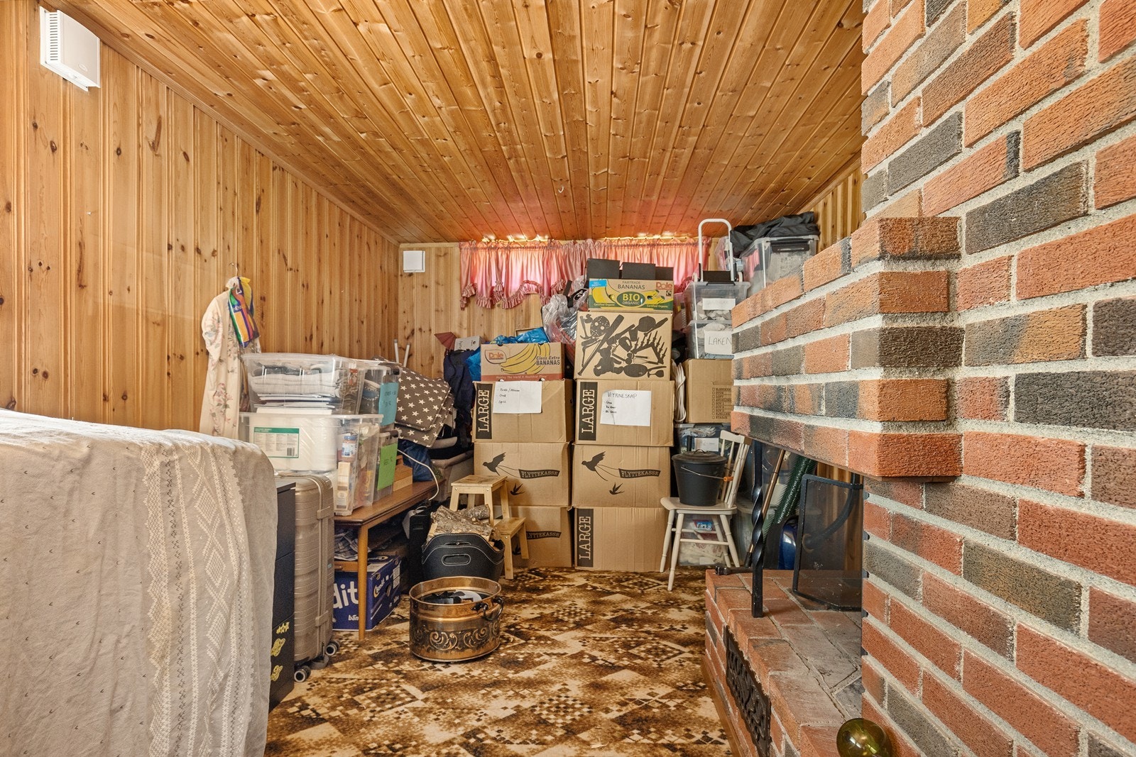 Underetasjen har vegger av panel og pusset mur, med gulv av betong og belegg. Galleribilde