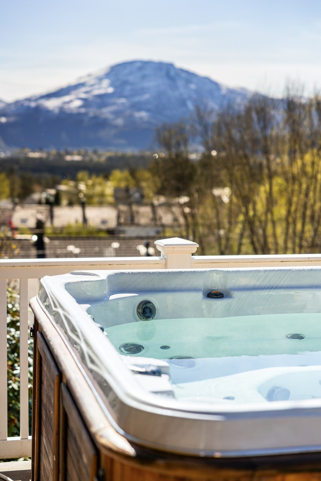 Den vestvendte terrassen på 25 kvm ble bygget i 2023 og har plass for jacuzzi - denne medfølger ikke kan kan kjøpes iflg. selger Galleribilde
