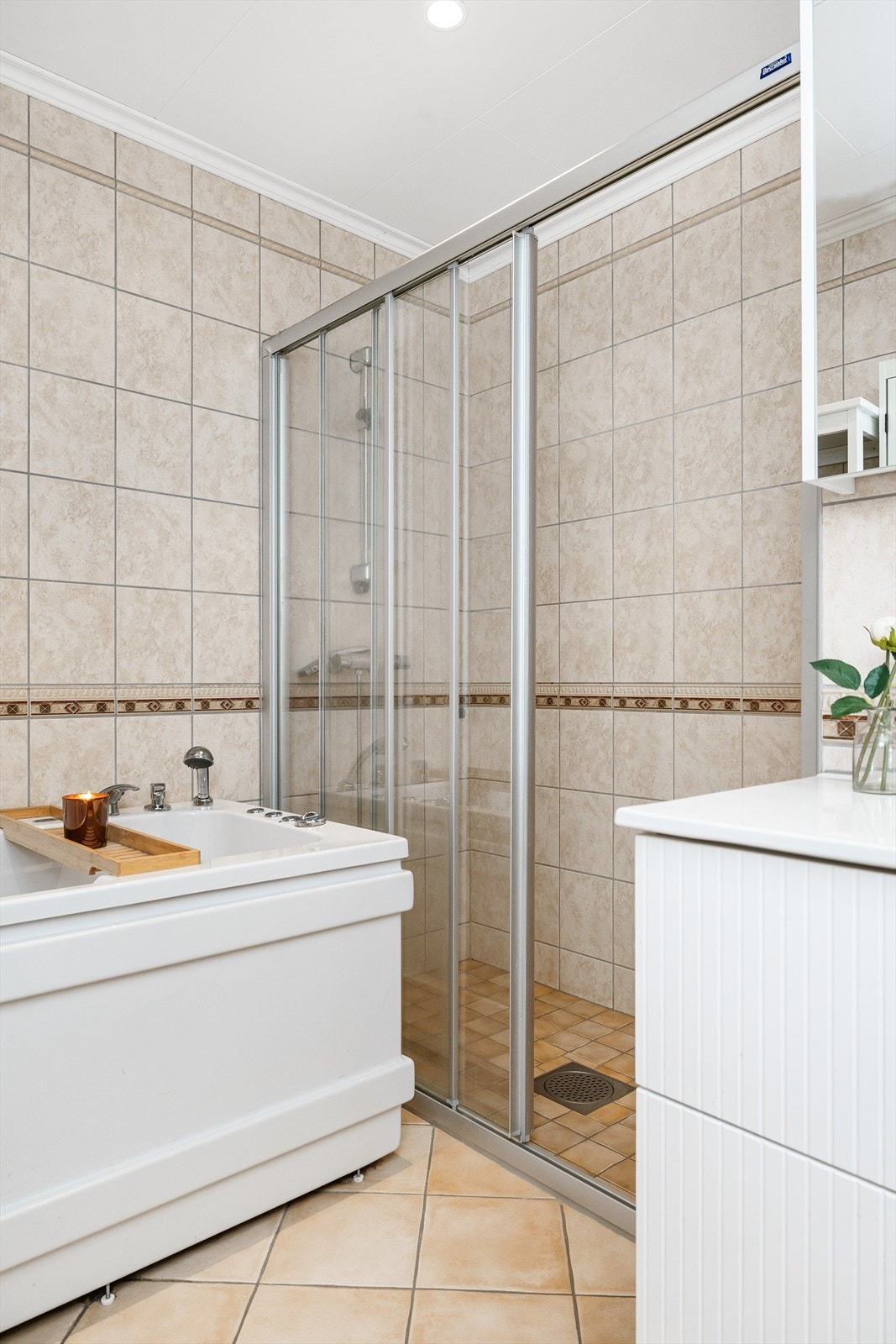 Dusjnisjen har skyvefelt i glass, og badet har også et boblebadekar for ekstra komfort Galleribilde