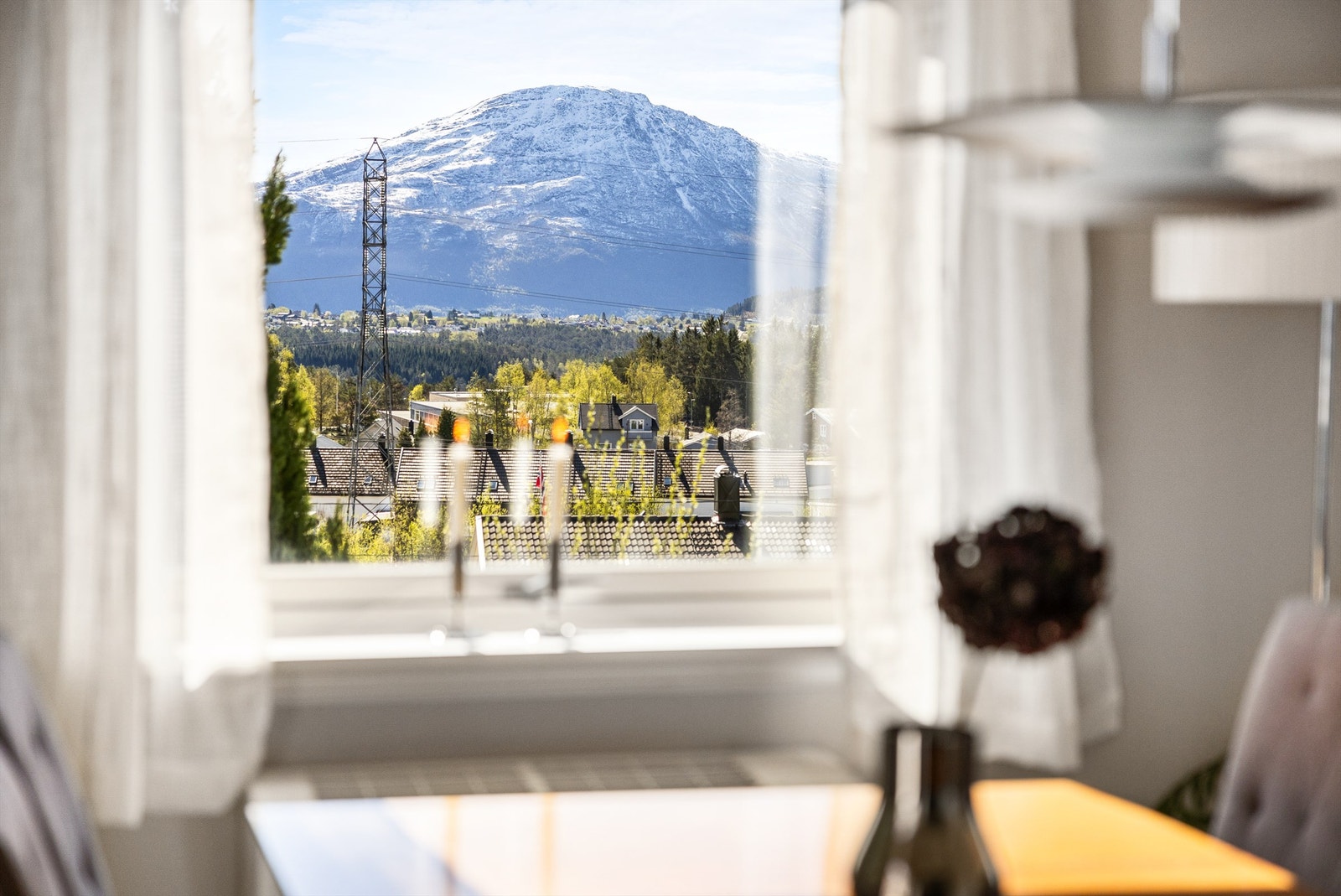 Også fra spiseplassen kan man nyte den flotte utsikten over nærområdet Galleribilde