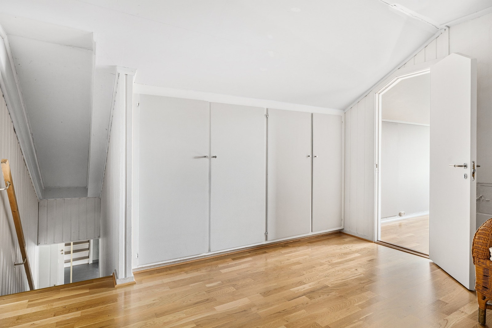Gang/trapperom på loftet har integrerte skap for ekstra lagringsplass Galleribilde