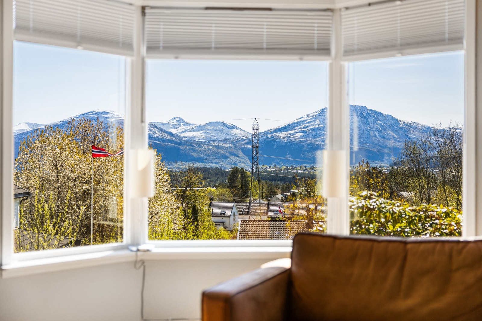 Stort karnappvindu på stue med flott utsikt mot fjellene
Foto: Odin Jæger Galleribilde