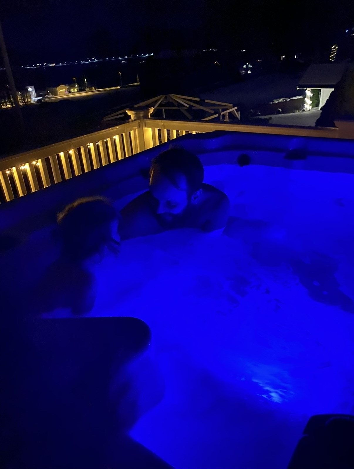 Jacuzzien på terrassen er et perfekt sted for avkobling, året rundt. Jacuzzi medfølger ikke kan kan selges iflg. selger.
Bilde tatt av selger Galleribilde