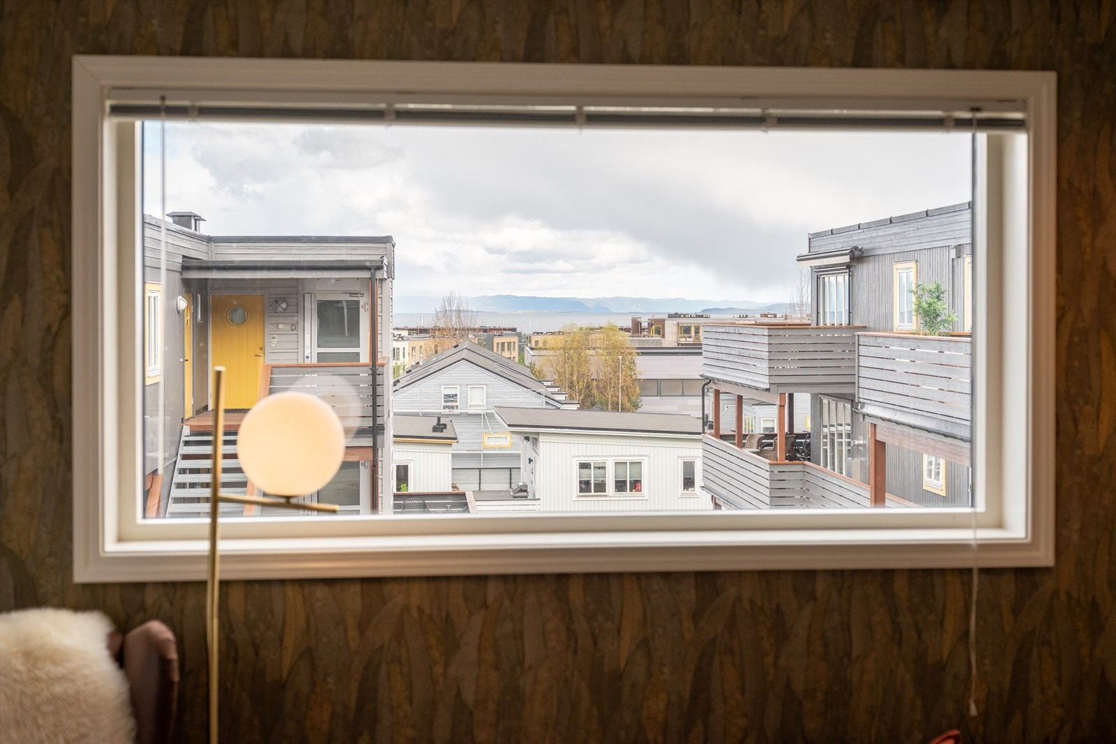 Mot nord vil du også ha flott utsikt mot sjøen og Fosenalpene! Galleribilde