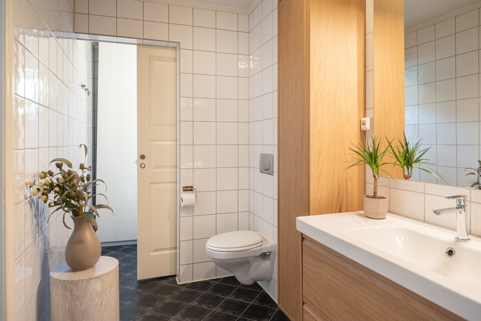 Pent innredet og flislagt på både gulv og vegger. Galleribilde