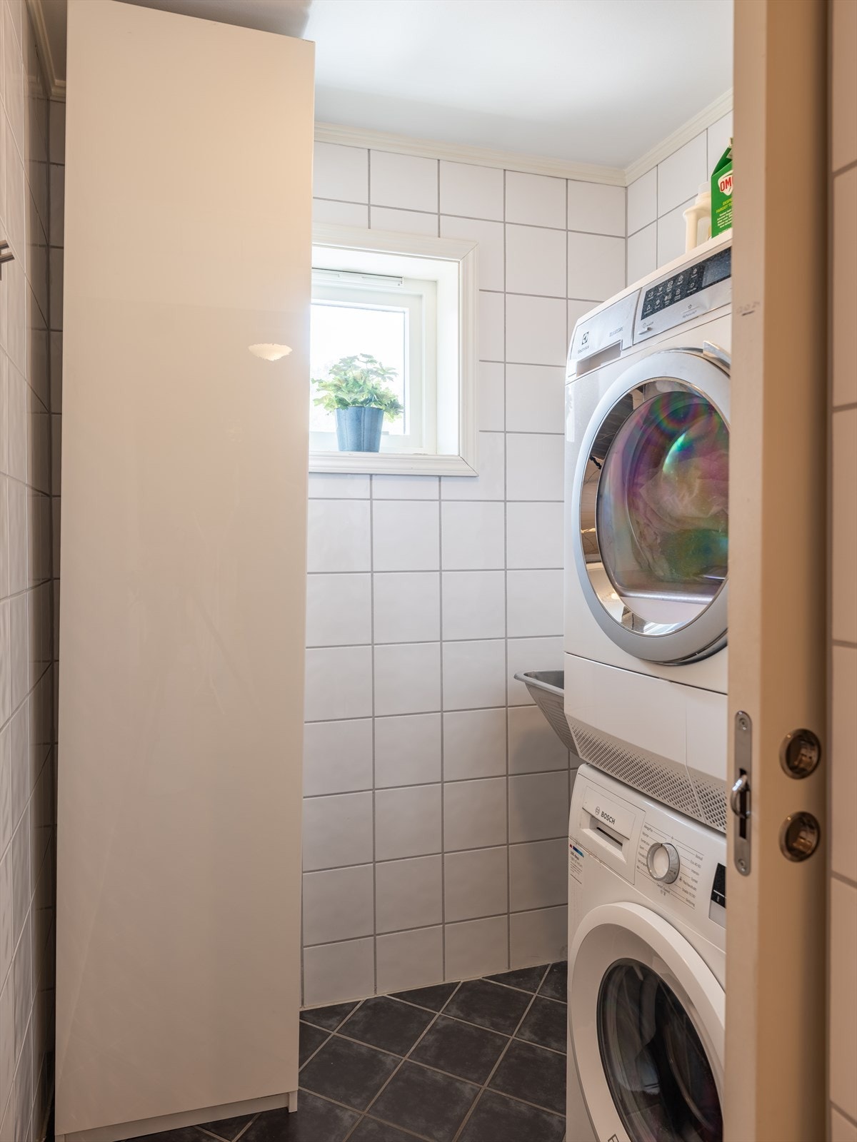 En del av badet er delt av til kjærkomment "vaskerom" Galleribilde