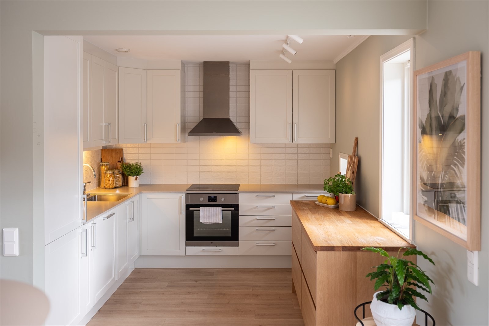 Kjøkkenet er på 8m² og har en tidløs, stilren utforming. Kjøkkenet har fått TG 1 av takstmann Galleribilde