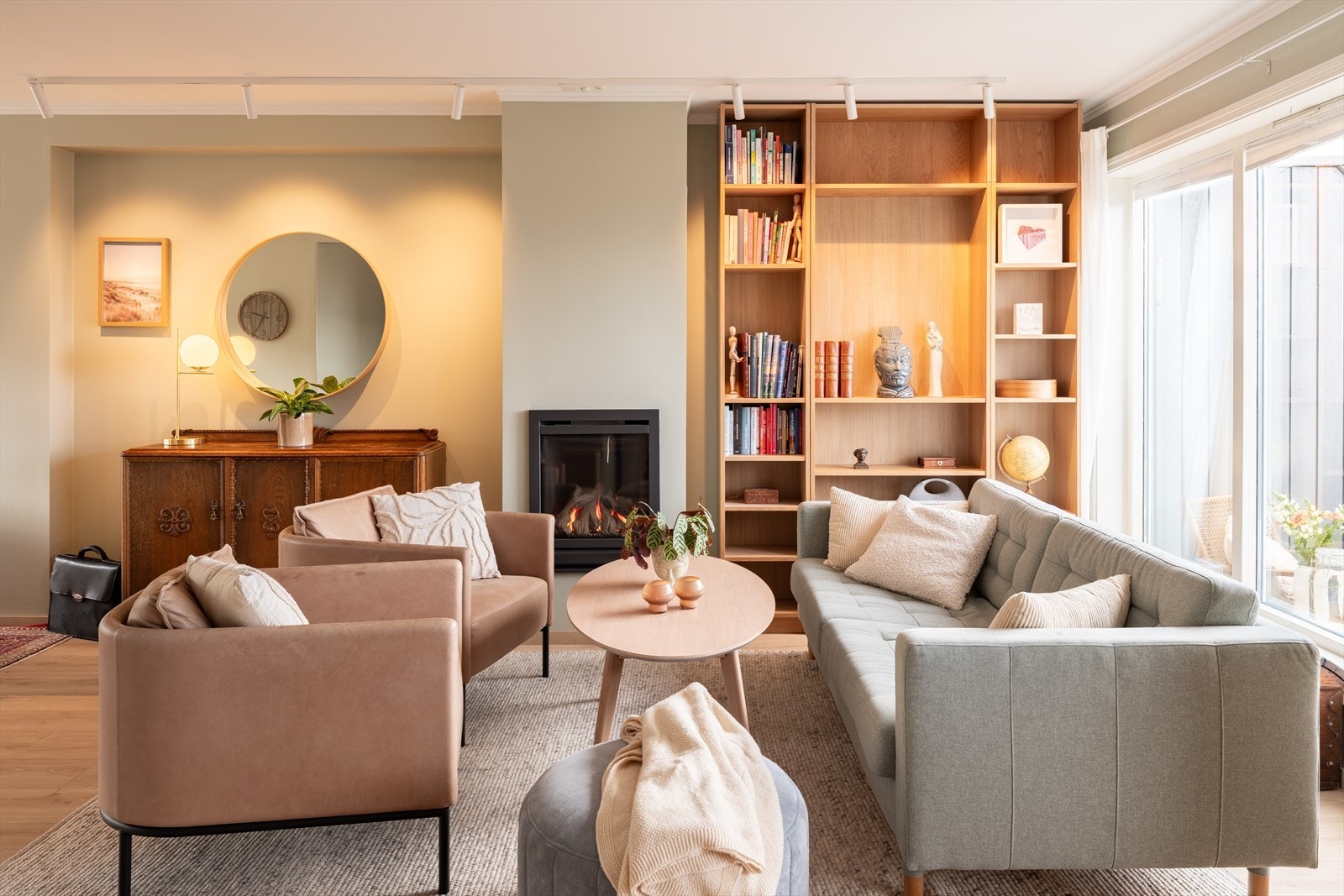 Stuen er delt opp i 3 soner hvor du i dette bildet ser lounge område med sofa og sofabord Galleribilde