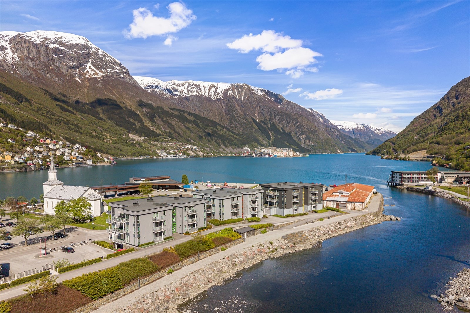 Her bor man med umiddelbar nærhet til hverdagslige fasiliteter, samtidig som man ligger i et rolig og etablert område med svært gode solforhold! Galleribilde