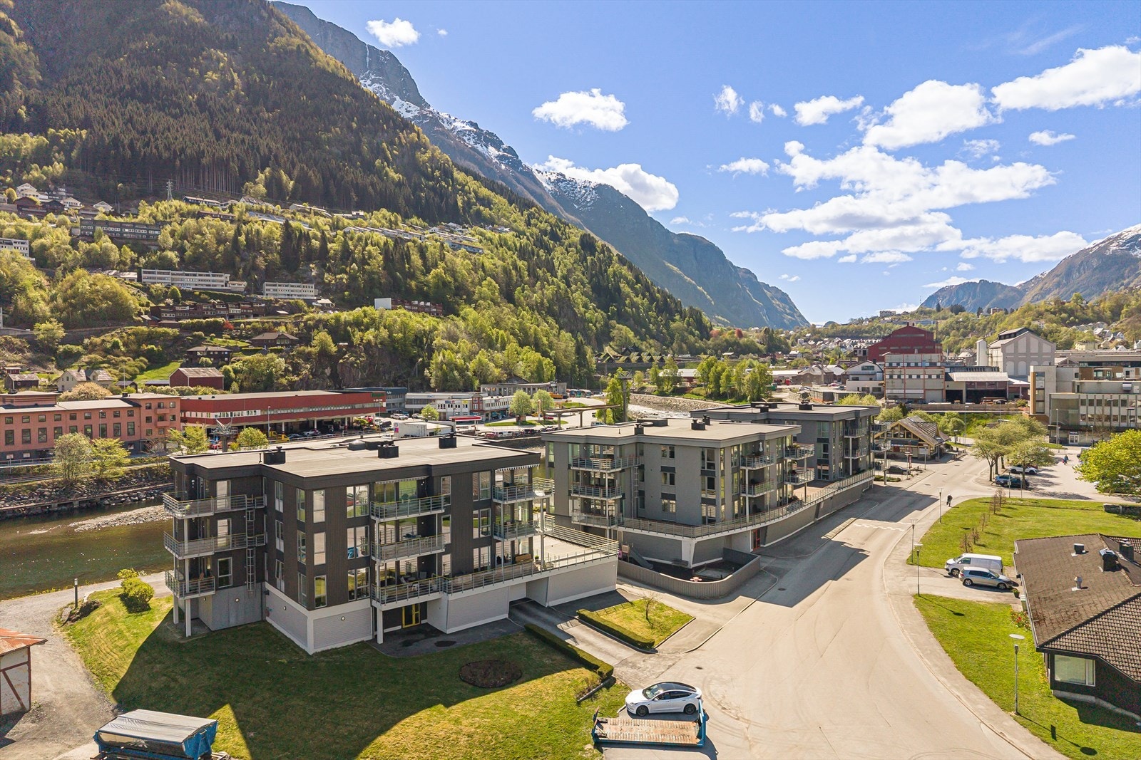 Leiligheten har en upåklagelig og sjelden beliggenhet midt i Odda. Galleribilde