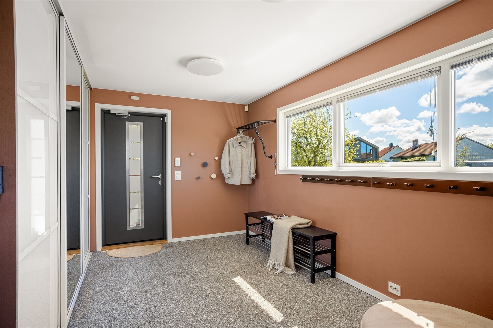 Romslig hall/entré med stor skyvedørsgarderobe og gode oppbevaringsmuligheter for sko og yttertøy. Galleribilde