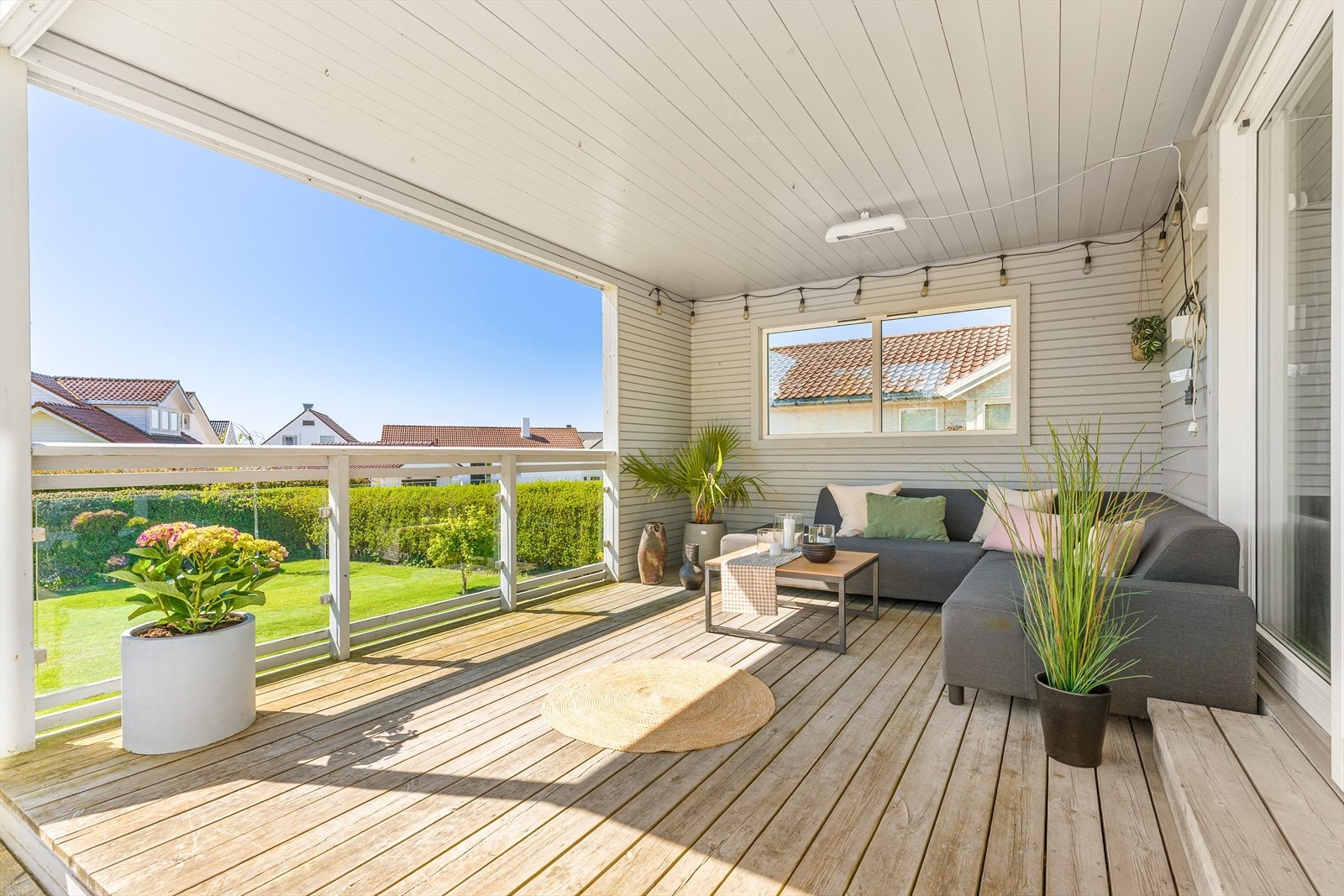 Overbygget terrasse, et skjermet og stemningsfullt uteområde som egner seg ypperlig også på dager med mer ustabilt vær. Galleribilde