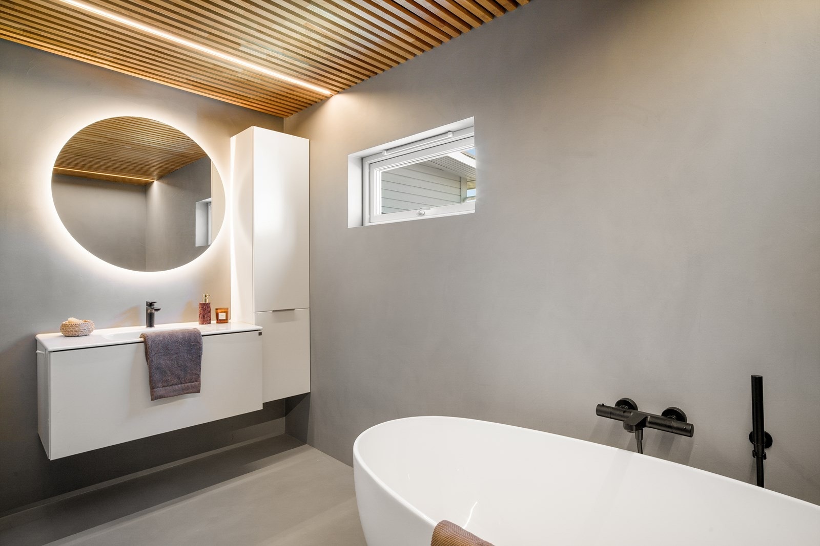 Badet i 1. etasje ble totalrenovert i 2023 med stilrene materialvalg og høy standard. Galleribilde