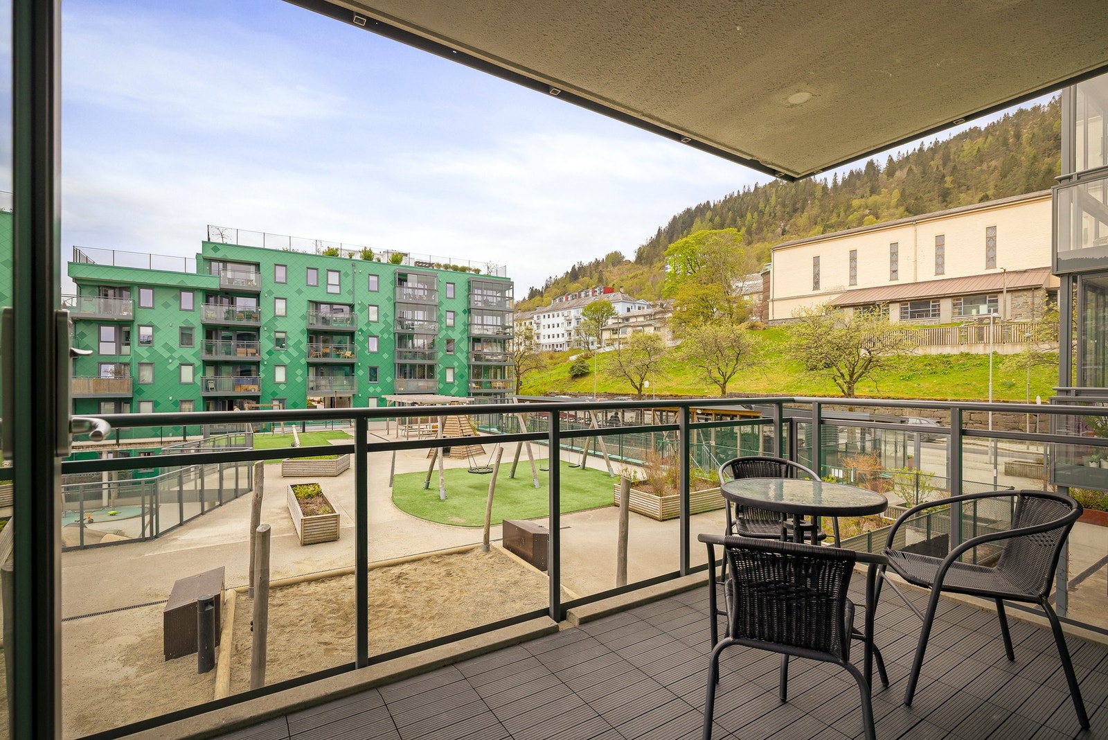 - Pen balkong med glassrekkverk - Galleribilde