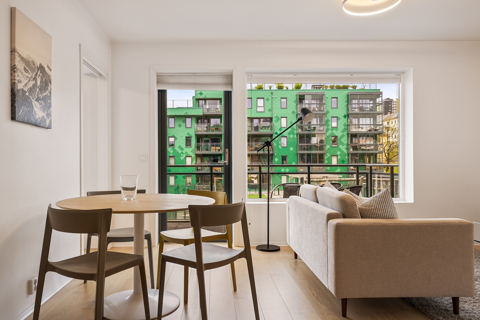 - Fra stuen er det utgang til en hyggelig balkong på ca. 7 m² - Galleribilde