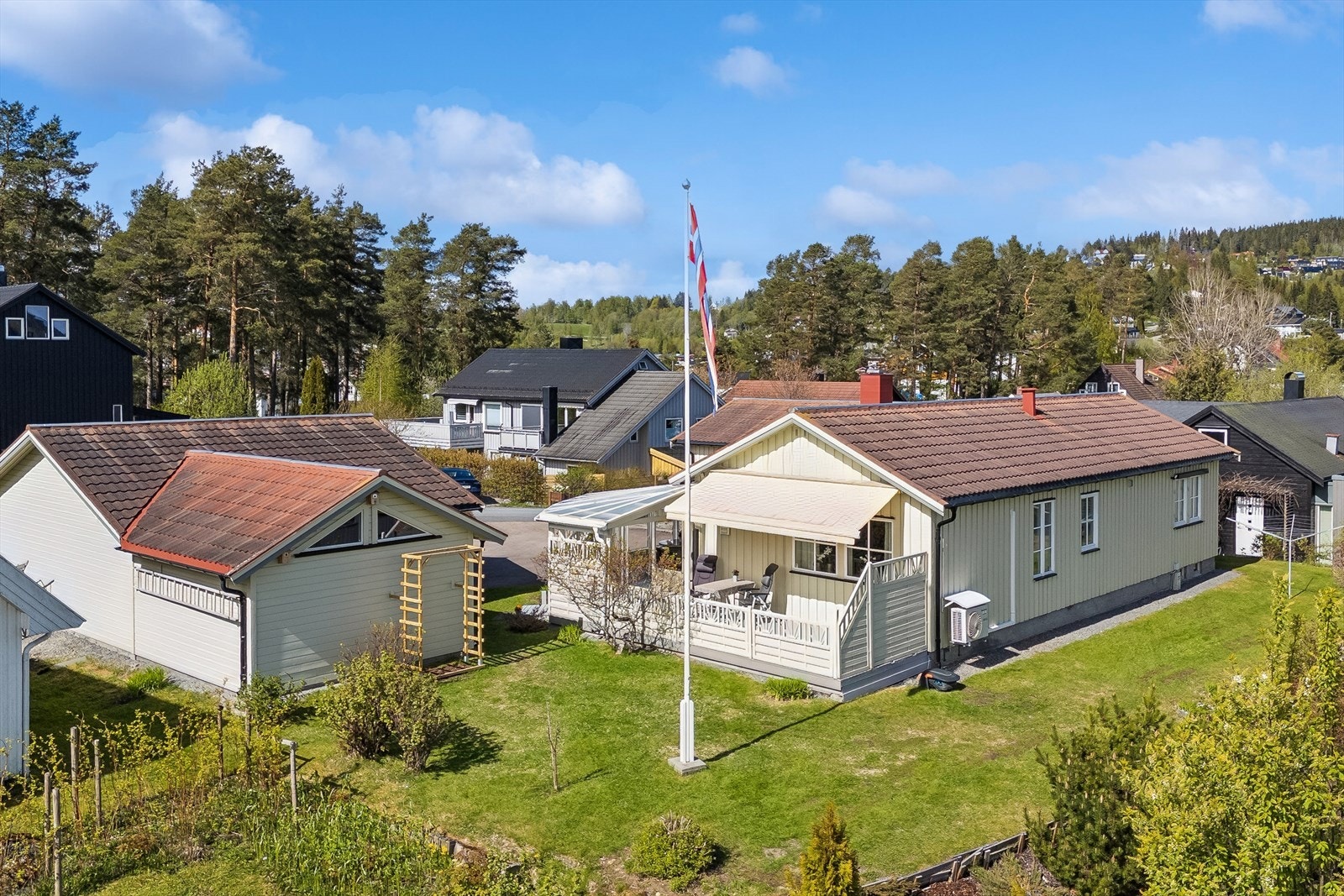 Flotte uteområder med plen og buskbeplantning. Galleribilde