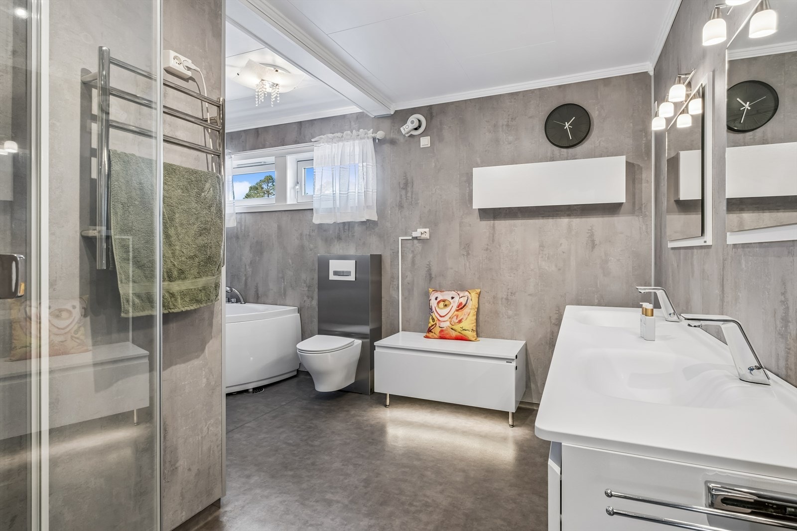 Badet er romslig og har både dusj, wc og badekar. Oppusset i 2017. Galleribilde