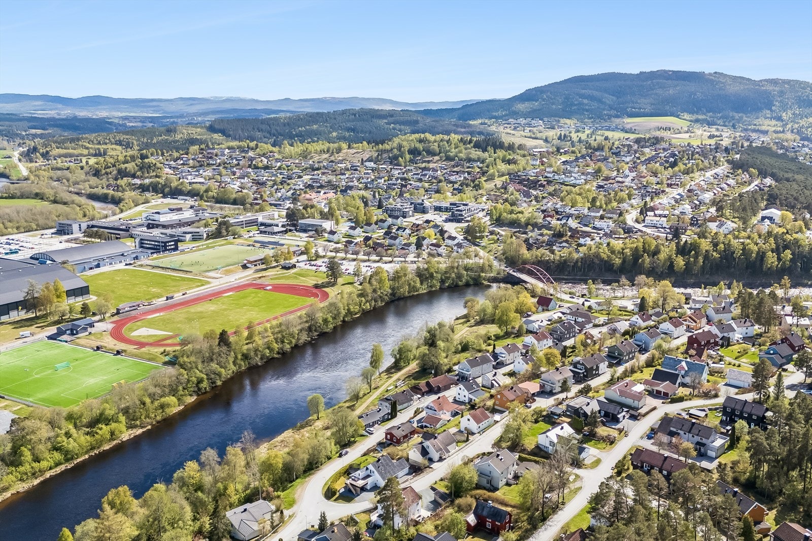 Drone i retning Steinkjerelva og Guldbergaunet. Galleribilde