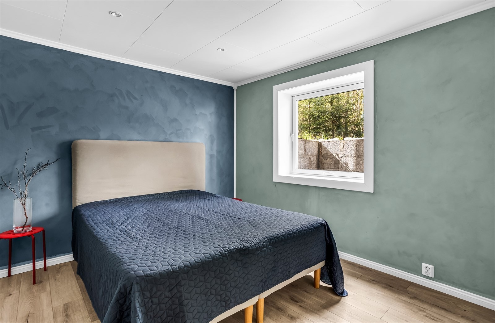 Etasjens soverom er av god størrelse med plass til dobbeltseng, nattbord og garderobeløsning. Galleribilde