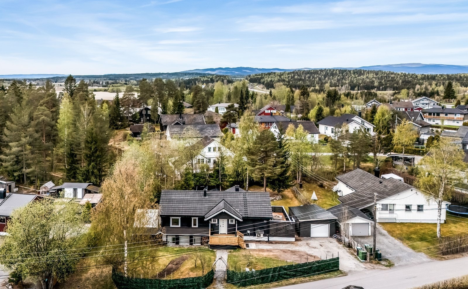 Fra eneboligen er det umiddelbar nærhet til skog og mark med et omfattende nettverk av tur- og rekreasjonsmuligheter året rundt. Galleribilde