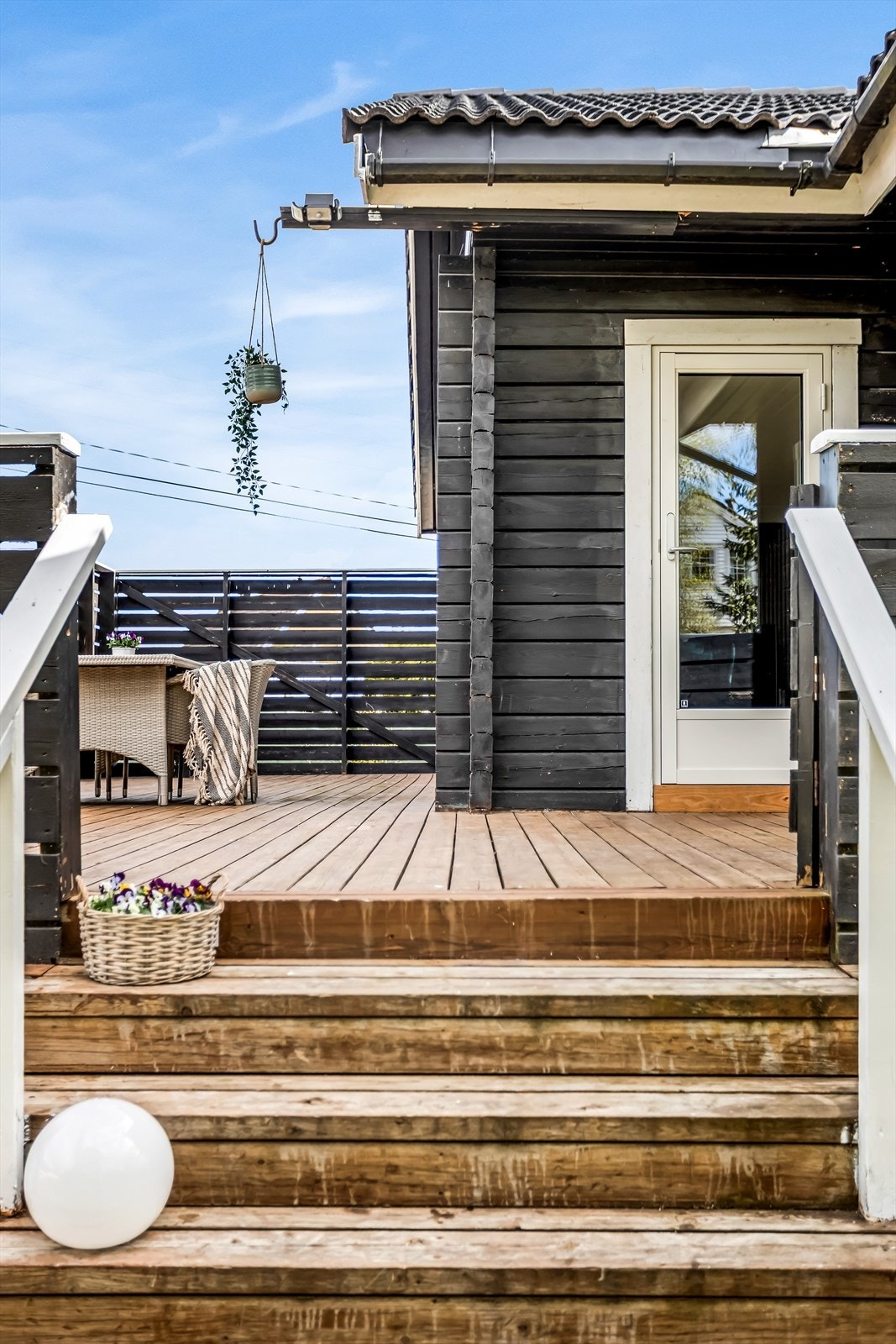 Her er det rikelig med plass til flere sittegrupper, loungeområde, grill, spisebord, solstoler og beplantning. Galleribilde