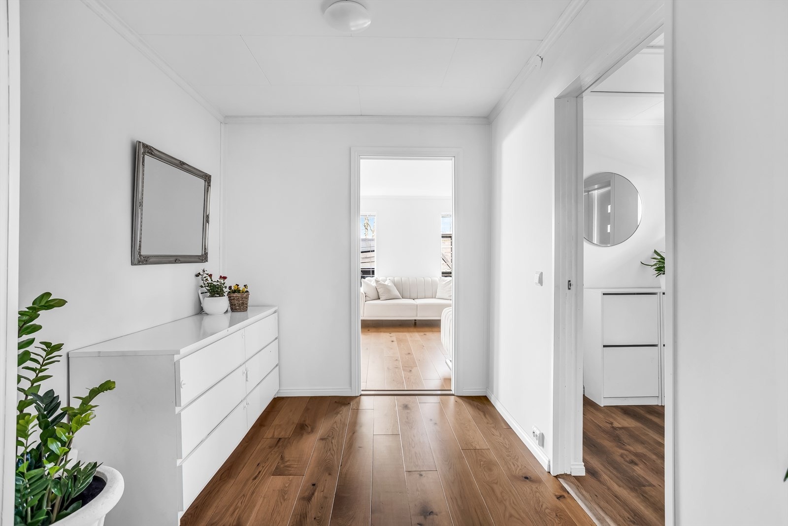 Fra entréen ledes man videre inn til boligens sosiale soner. Galleribilde