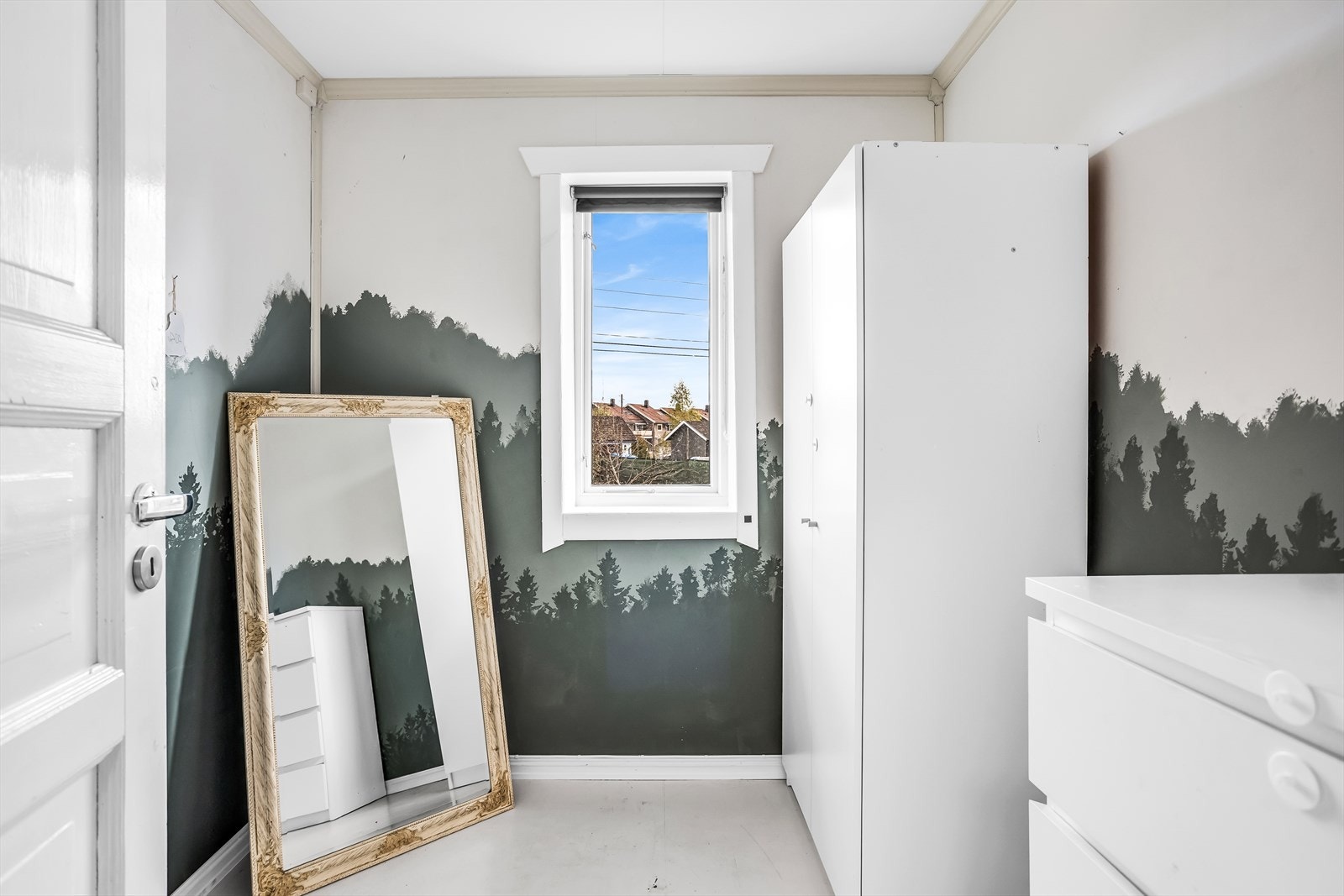 I etasjen finnes det også ett innredet rom med gode oppbevaringsmuligheter. Det gjøres oppmerksom at rommet ikke er godkjent til varig opphold. Galleribilde
